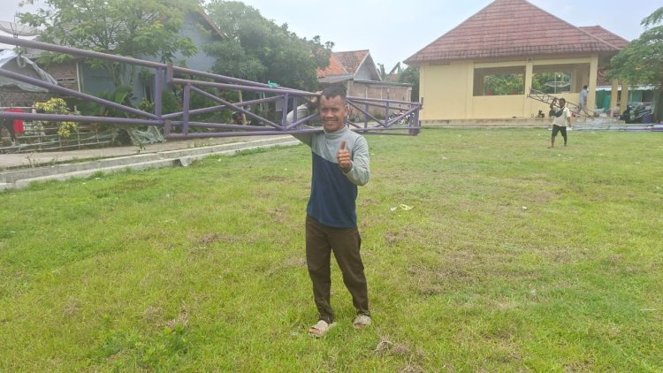 Pemuda Desa Cikuya Bahu-Membahu Siapkan Tenda Upacara di Lapangan Desa