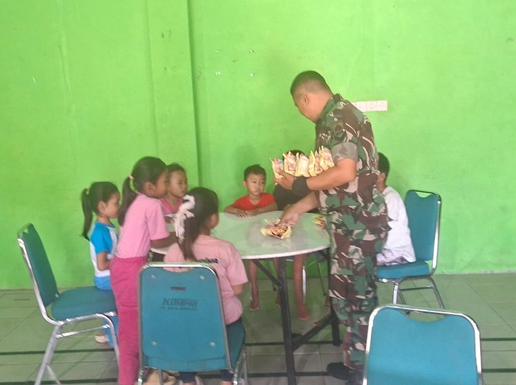 Hangatnya Kebersamaan di Poskotis TMMD: Sertu Sholekhudin Ajak Anak-Anak Desa Cikuya Bermain Sambil Belajar