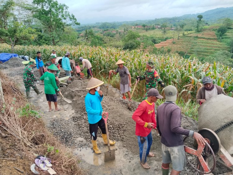 Sinergi TNI dan Rakyat Koramil 10 Bawang Bangun Jalan Usaha Tani di Desa Wanadri