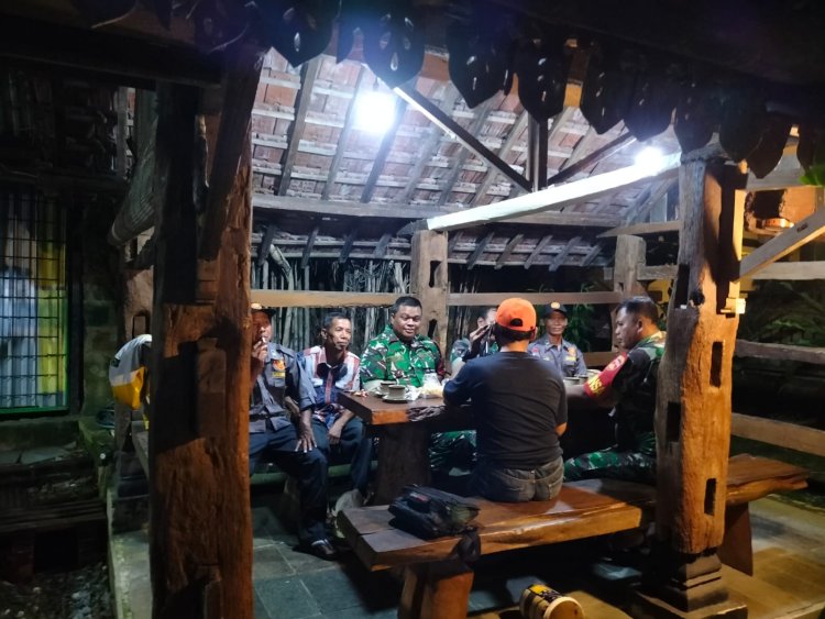 Babinsa Laksanakan Pos Kamling dan Patroli Bersama Warga