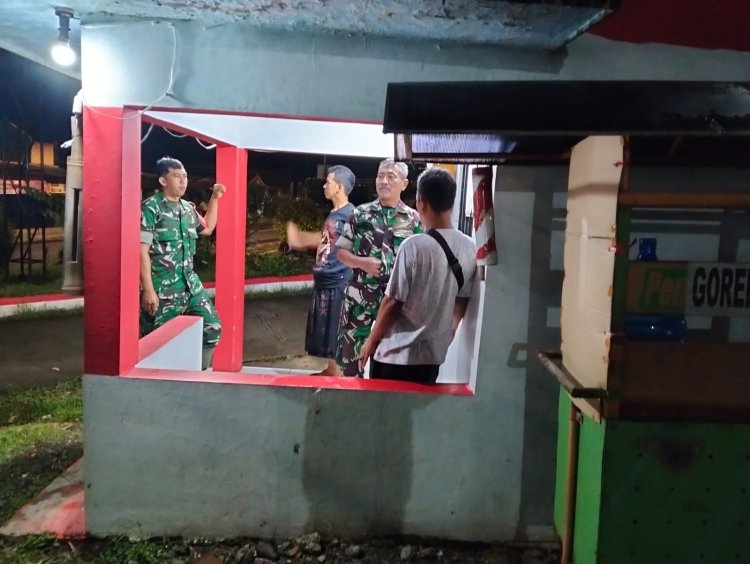 Anggota Koramil 12 Sigaluh Patroli Siskamling Bersama Warga Cegah Gangguan Kamtibmas