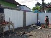 Babinsa Awasi Pengerjaan Acian Kolom dan Sponengan Dinding KDKMP