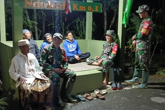 Babinsa Koramil 18 Pagentan Melaksanakan Patroli Malam Guna Memastikan Keamanan