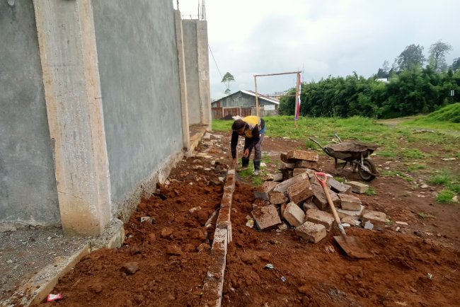 Babinsa Dampingi Pekerjaan Plester Pembangunan KDKMP di Desa Sumberjo