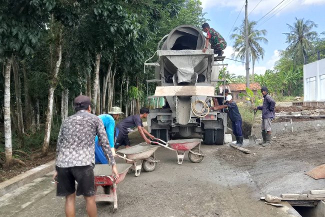 Babinsa Dampingi Pengecoran Lantai Pembangunan KDKMP di Desa Karangjati