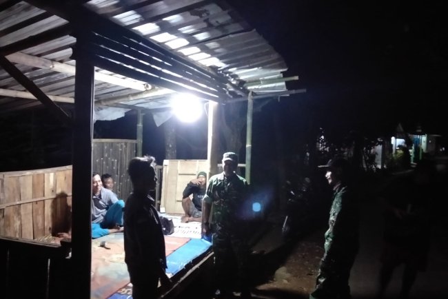 Danposramil Babinsa Linmas Dan Warga Gelar Patroli Siskamling