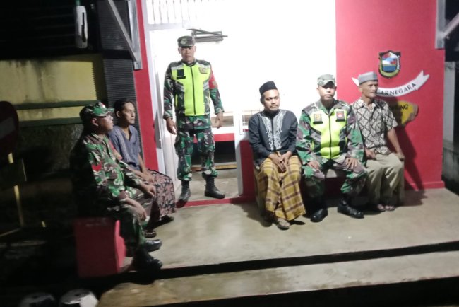Babinsa Bersama  tokoh masyarakat ketua RT dan RW Desa Purwareja Klampok