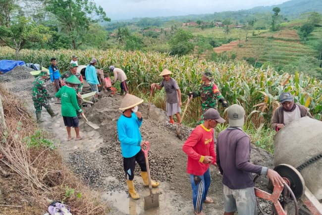 Koramil 10 Bawang Bangun Jalan Usaha Tani di Desa Wanadri