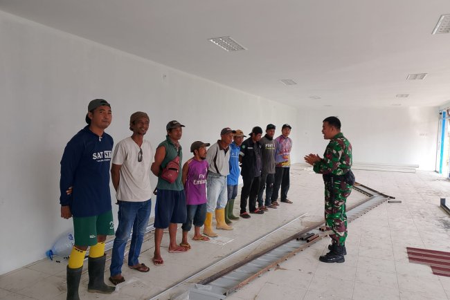 Babinsa Gumingsir Beri Motivasi Tukang Pembangunan KDKMP Masuki Tahap Finishing