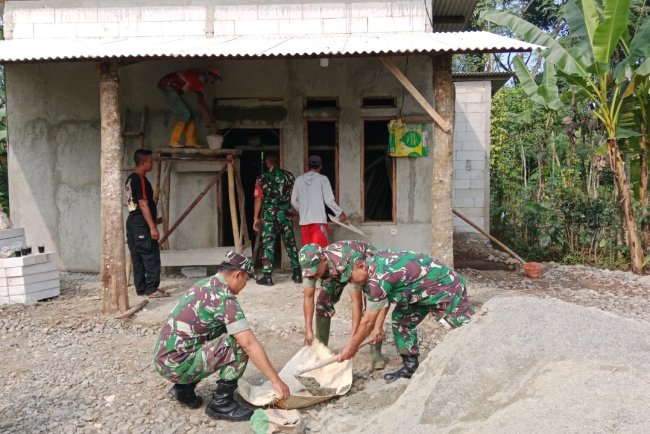 Danramil 11 Punggelan pimpin Bangun RTLH Bapak Tursino di Petuguran