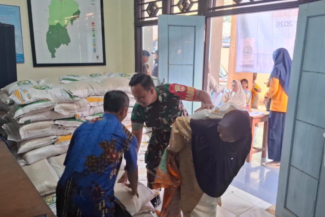 Pendampingan penyaluran Bantuan Pangan di Desa Kemiri