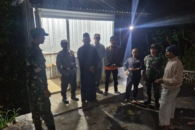 Babinsa Koramil 04/Karangkobar Melaksanakan Patroli Siskamling Bersama Linmas Dan Warga