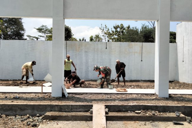 Babinsa Berta Kawal Pemasangan Keramik Gerai KDKMP di Susukan