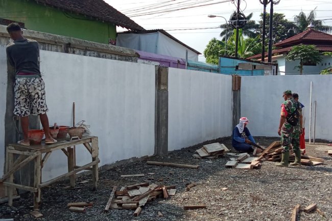 Babinsa Awasi Pengerjaan Acian Kolom dan Sponengan Dinding KDKMP