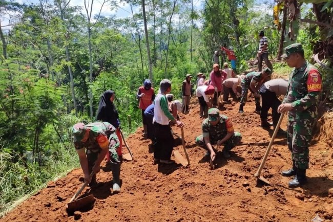 Babinsa Koramil 16 Pejawaran Melaksanakan Kerja Bakti bersama Masyarakat Pengecoran Jalan Usaha Tani