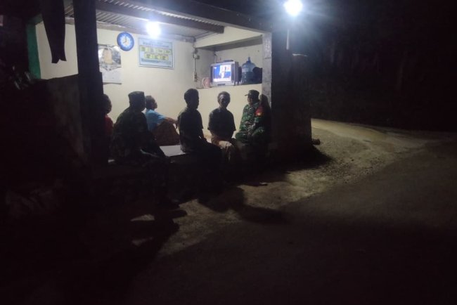 Patroli di Pos Kamling Desa kutawuluh