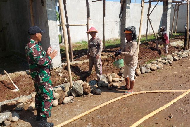 Babinsa Koramil 07 Mandiraja Awasi Pembangunan KDKMP di Desa Panggisari