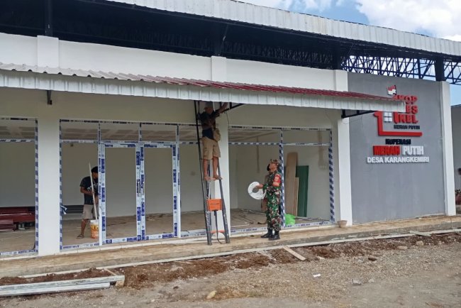 Babinsa Koramil 03 Wanadadi Dampingi Pembangunan KDKMP Desa Karangkemiri