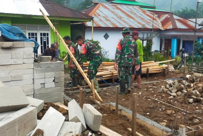 Danramil Kalibening Terjun langsung Bantu Warga Bantu RTLH