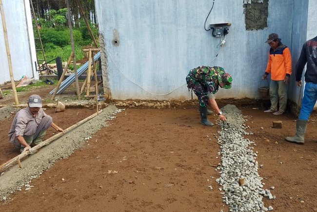 Babinsa Dampingi Progres Pembangunan KDKMP Desa Karangondang