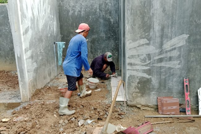 Keramik Mulai Terpasang KDKMP Purwasana Kian Menampakkan Wajah Akhir