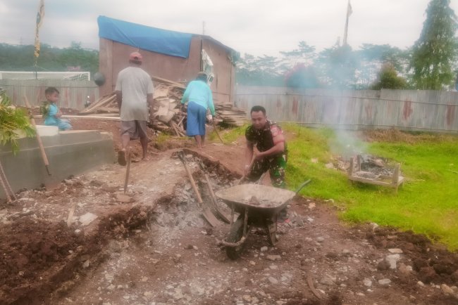 Babinsa Dampingi Pembangunan KDKMP Desa Bandingan Fokus Pengerjaan Saluran Keliling