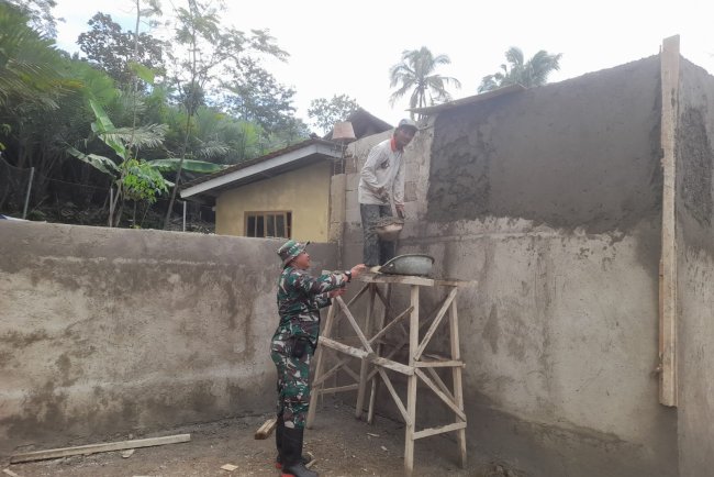 Babinsa Koramil 14 Madukara Awasi Pembangunan KDKMP di Desa Gununggiana