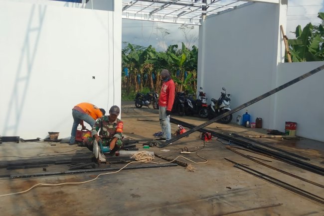 Babinsa Koramil 11 Punggelan Awasi Pembangunan KDKMP di Desa Tribuana