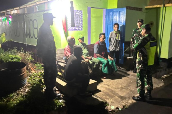 Babinsa Koramil 02 Klampok Bersama Satuan Linmas Dan Banser Aktif Dalam Kegiatan Siskamling