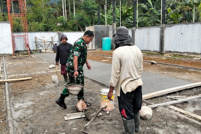 Babinsa Koramil 17 Wanayasa Awasi Pembangunan KDKMP di Desa Bantar