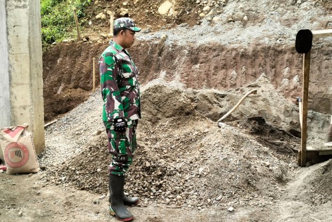 Dari Adukan Semen hingga Urukan Sirtu, KDKMP Sokayasa Terus Berproses