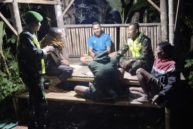 Babinsa Cek Pos Siskamling Desa Karangjambe Pastikan Keamanan Warga Tetap Terjaga