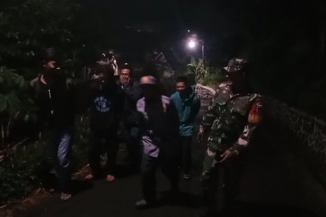 Meningkatkan kewaspadaan Babinsa Bersama Warga Melaksanakan Patroli Siskamling