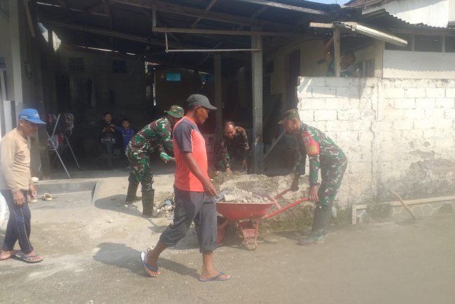 Babinsa Koramil 13 Banjarmangu Sigap Bantu Warga Bangun RTLH