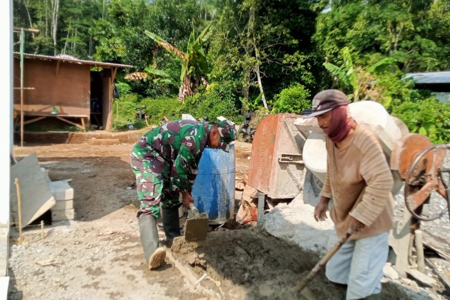 Babinsa Koramil 12 Sigaluh Dampingi Pembangunan KDKMP di Desa Tunggara