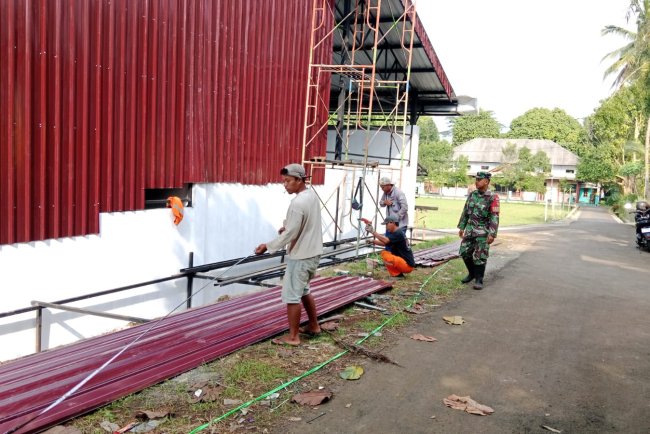 Babinsa Koramil 11 Punggelan Awasi Pembangunan KDKMP di Desa Danakerta