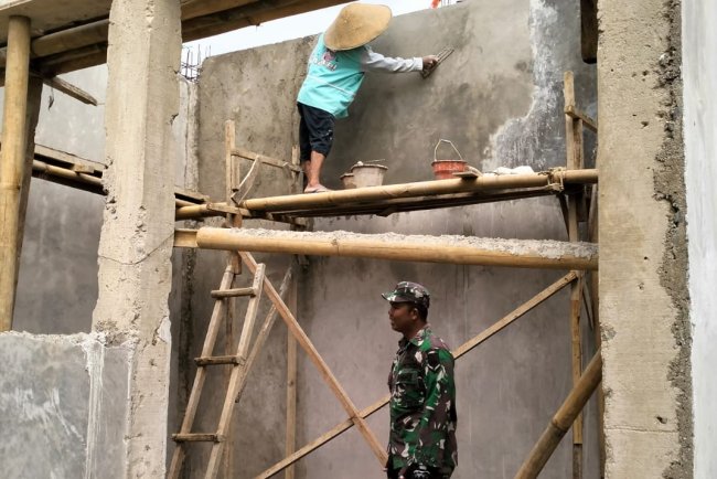 Babinsa Koramil 01 Banjarnegara Awasi Pembangunan KDKMP di Desa Tlagawera
