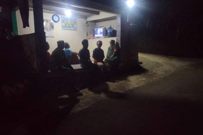Patroli di Pos Kamling Desa kutawuluh