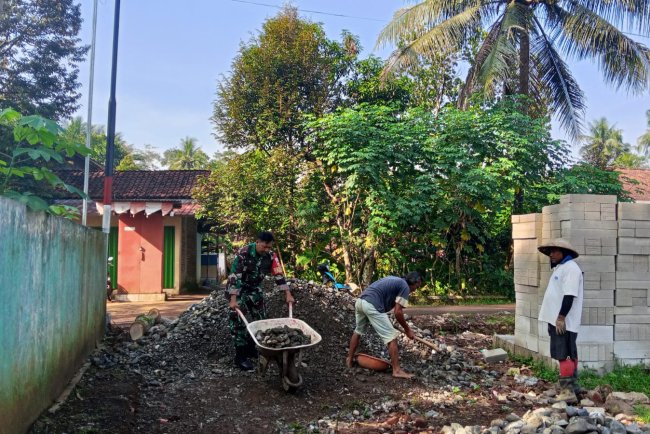 Babinsa Koramil 07 Mandiraja Awasi Pembangunan KDKMP di Desa Somawangi