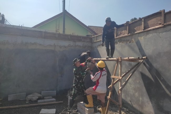 Babinsa Koramil 12 Sigaluh Dampingi Pembangunan KDKMP di Desa Singamerta