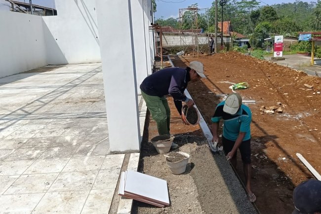 Babinsa Koramil 11 Punggelan Awasi Pembangunan KDKMP di Desa Petuguran