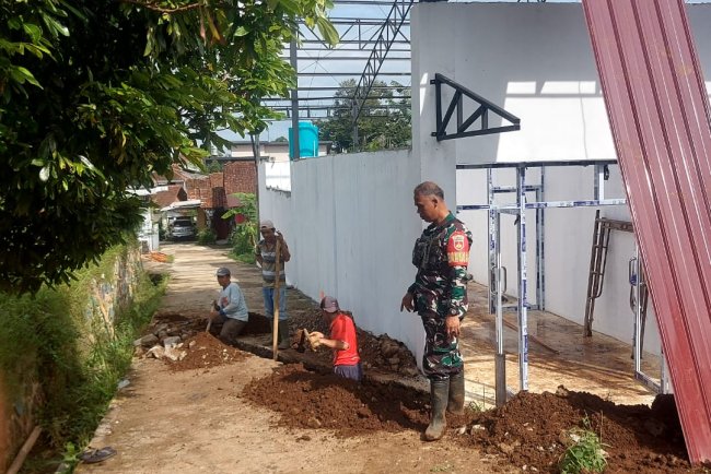 Babinsa Koramil 01 Banjarnegara Awasi Pembangunan KDKMP di Kelurahan Sokanandi