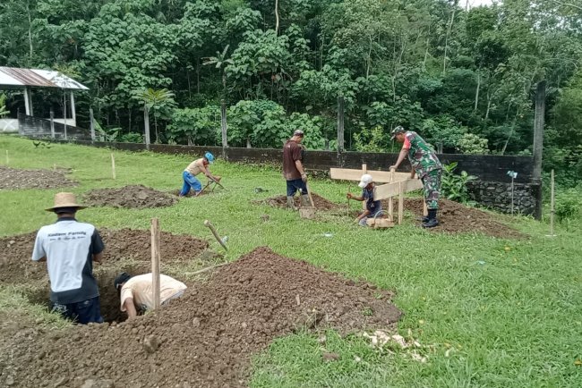 Babinsa Koramil 18 Pagentan Awasi Pembangunan KDKMP di Desa Kayuares