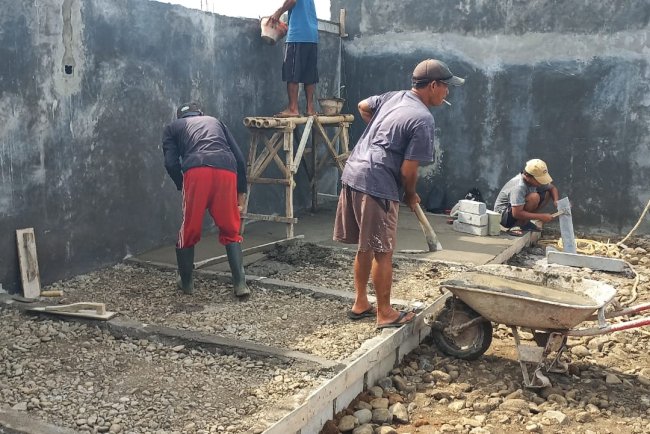 Babinsa Koramil 15 Rakit Awasi Pembangunan KDKMP di Desa Adipasir