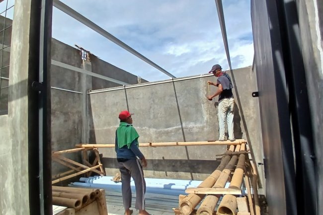 Babinsa Koramil 11 Punggelan Awasi Pembangunan KDKMP di Desa Tanjungtirta