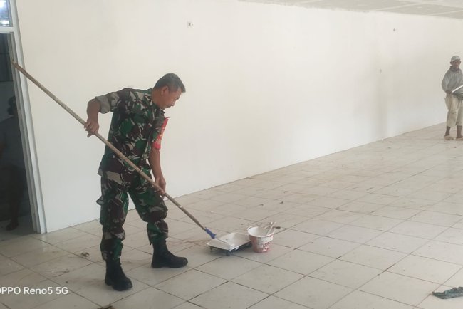 Babinsa Koramil 12 Sigaluh Awasi Pembangunan KDKMP di Desa Kemiri