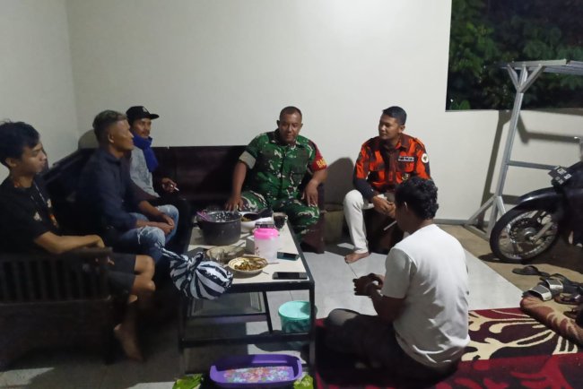 Babinsa Koramil 11 Punggelan Bersama Ormas Dan Warga Laksanakan Patroli Malam Hari