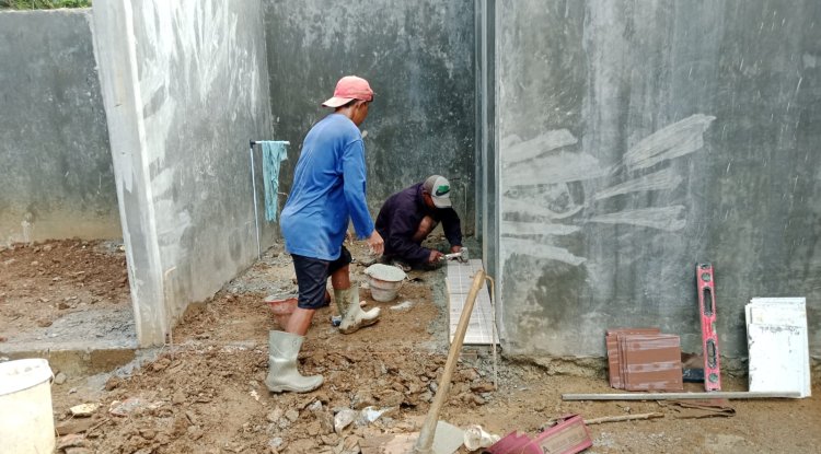 Keramik Mulai Terpasang KDKMP Purwasana Kian Menampakkan Wajah Akhir