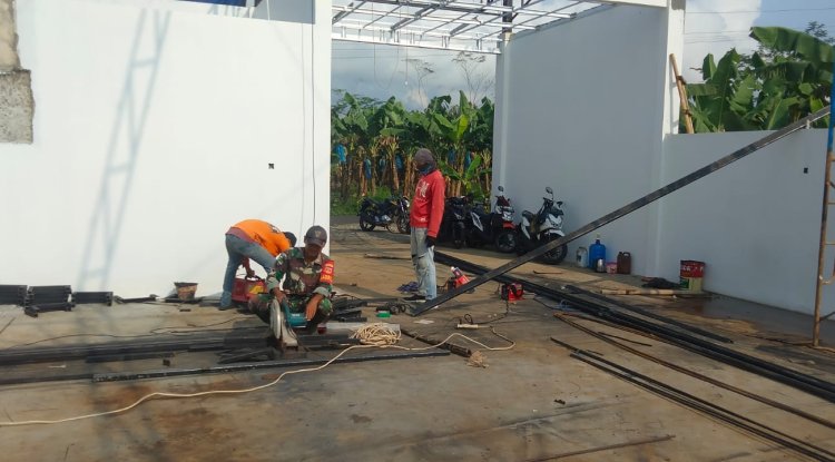 Babinsa Koramil 11 Punggelan Awasi Pembangunan KDKMP di Desa Tribuana