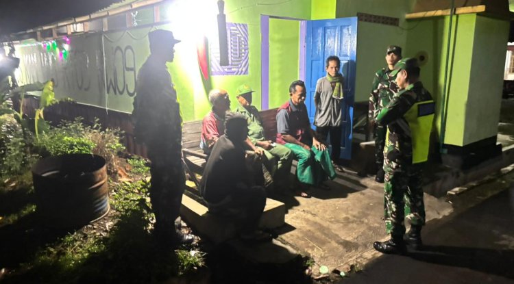 Babinsa Koramil 02 Klampok Bersama Satuan Linmas Dan Banser Aktif Dalam Kegiatan Siskamling